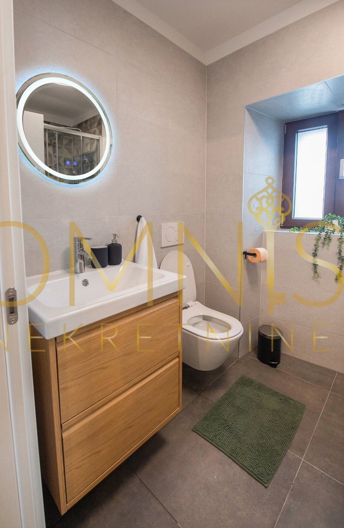 RIJEKA – STARI GRAD, stan preurejen v 2 apartmaja, 93,5 m²
