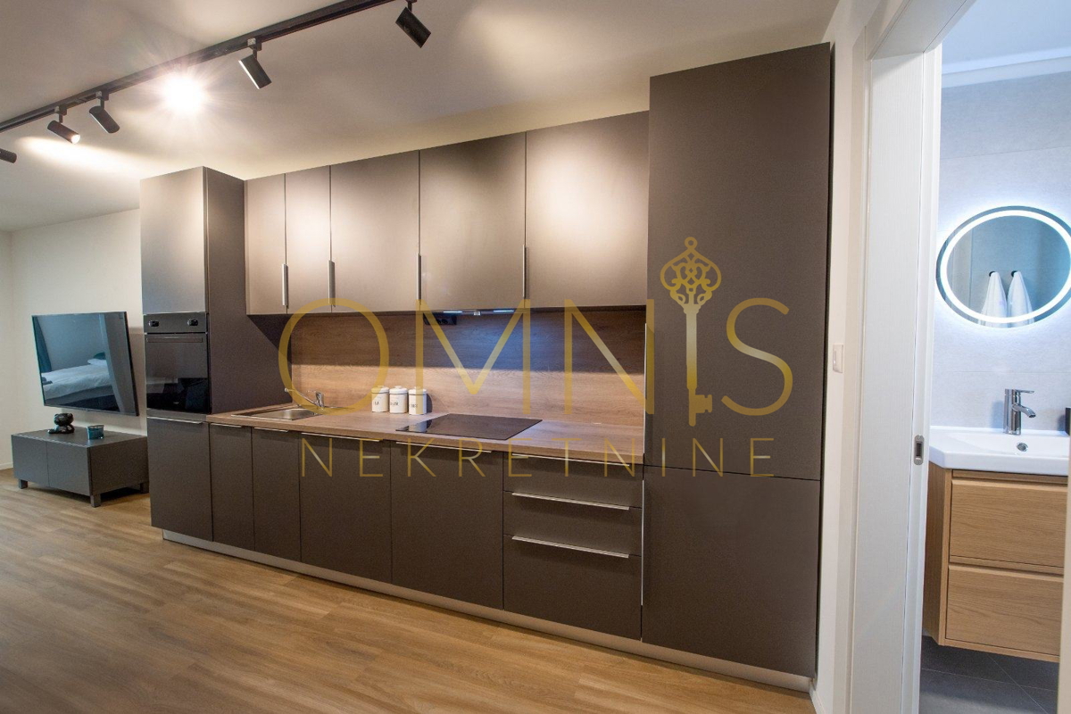 RIJEKA – STARI GRAD, stan preurejen v 2 apartmaja, 93,5 m²
