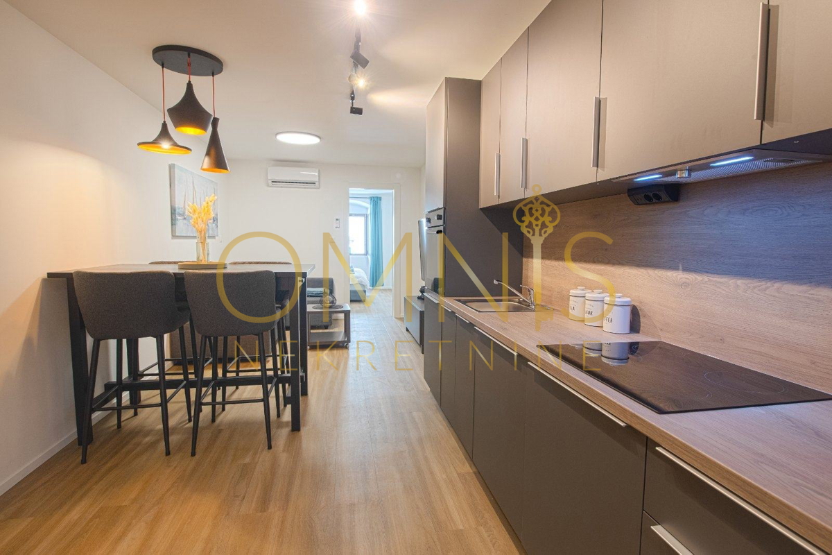 RIJEKA – STARI GRAD, stan preurejen v 2 apartmaja, 93,5 m²