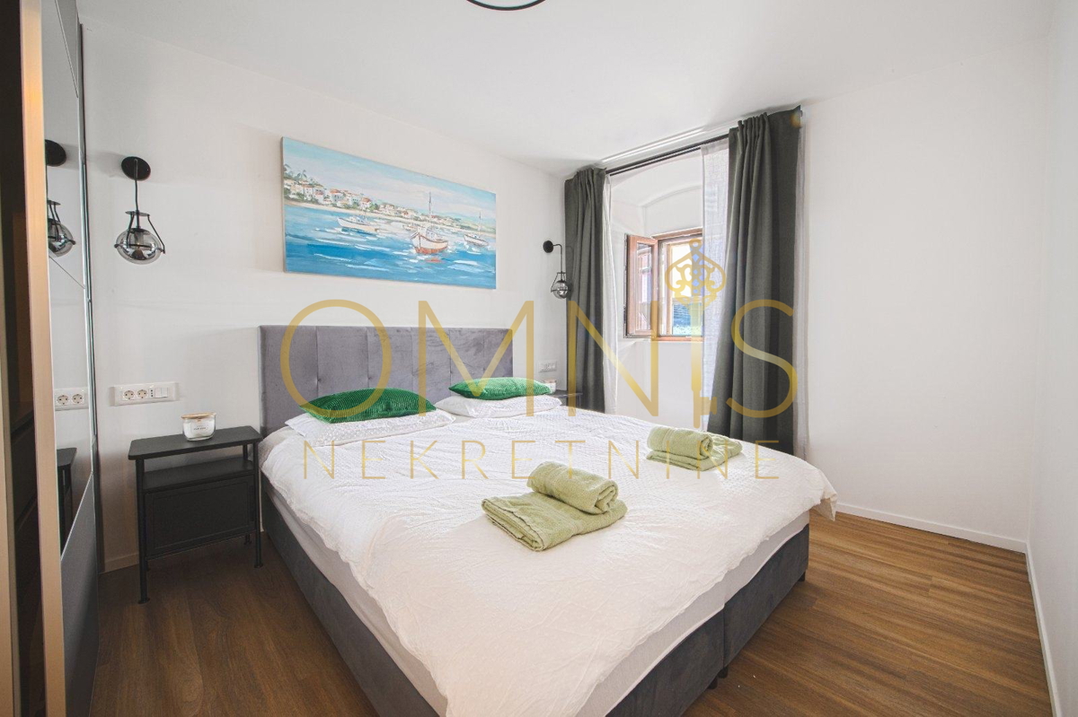 RIJEKA – STARI GRAD, stan preurejen v 2 apartmaja, 93,5 m²