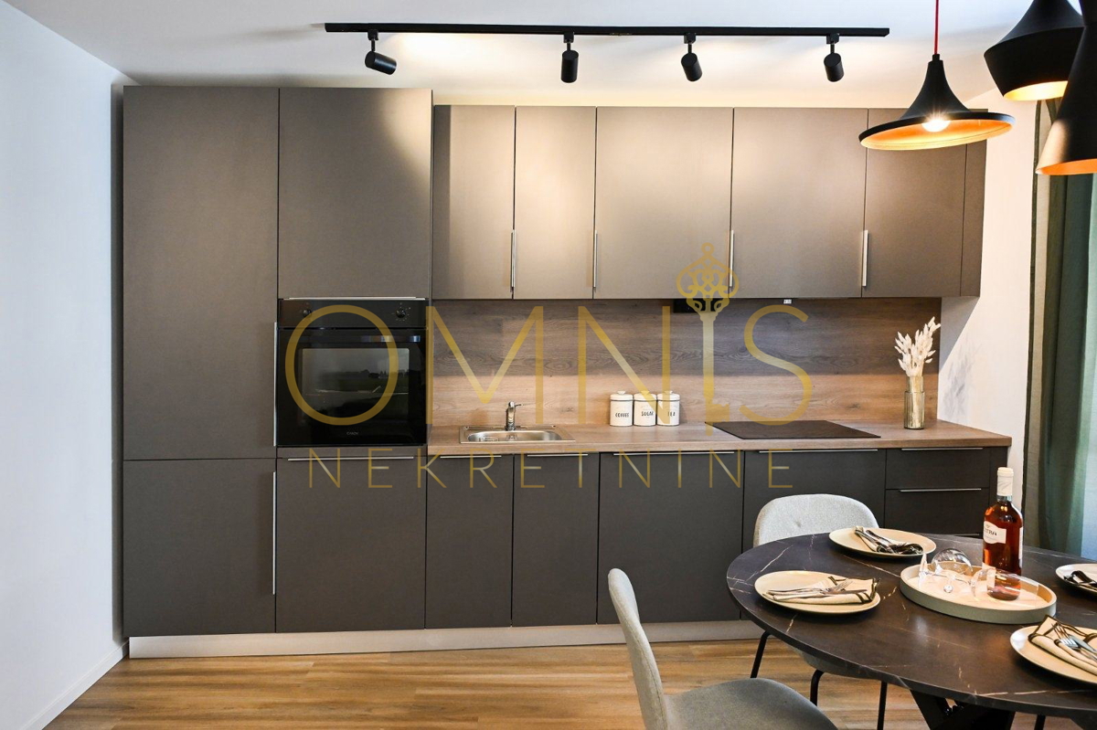 RIJEKA – STARI GRAD, stan preurejen v 2 apartmaja, 93,5 m²