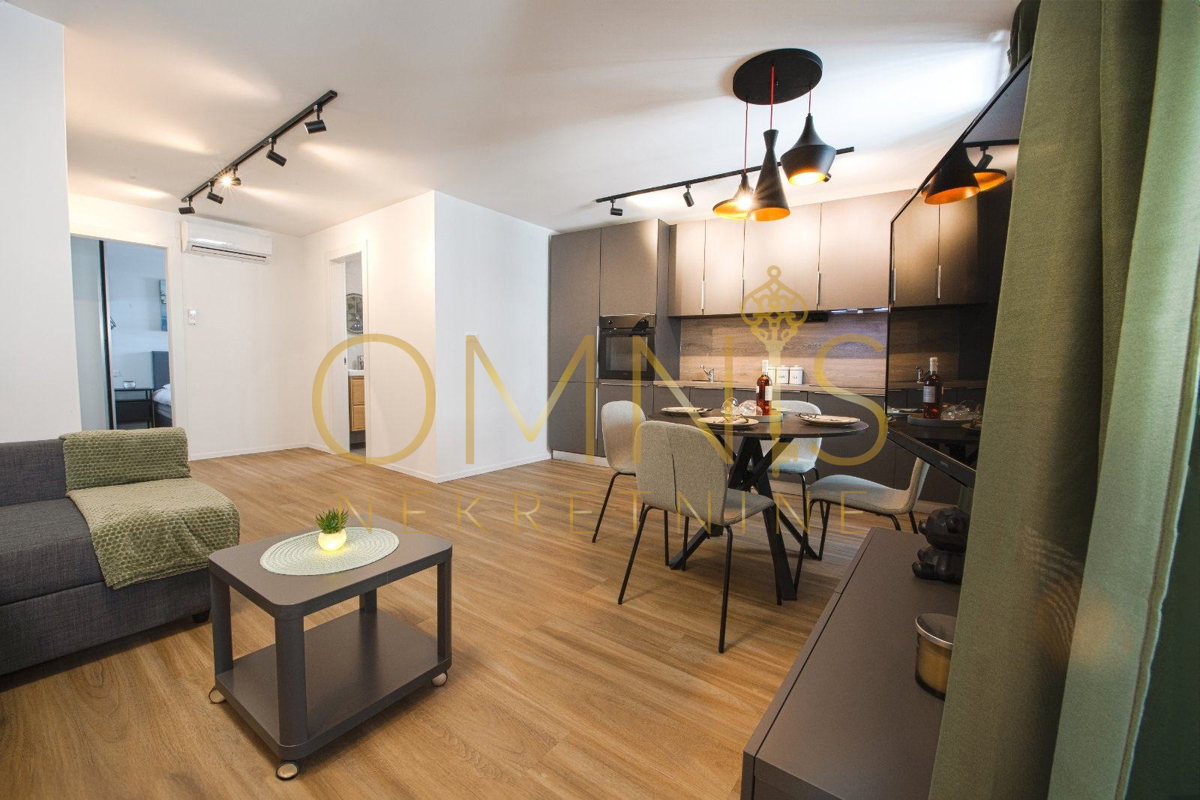 RIJEKA – STARI GRAD, stan preurejen v 2 apartmaja, 93,5 m²