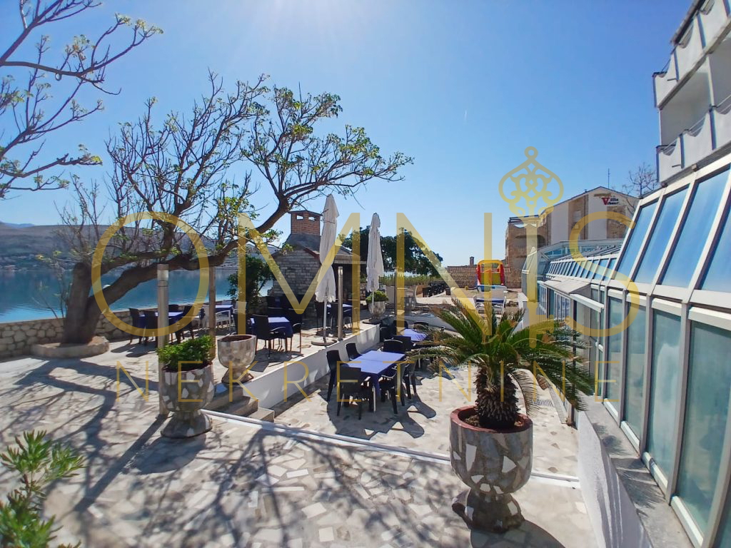 PAG – HOTEL V PRVEM VRSTU DO MORJA! OBJEKT Z UVELJAVLJENIM POSLOVANJEM