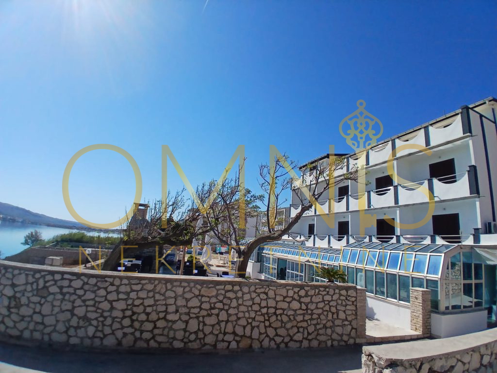 PAG – HOTEL V PRVEM VRSTU DO MORJA! OBJEKT Z UVELJAVLJENIM POSLOVANJEM