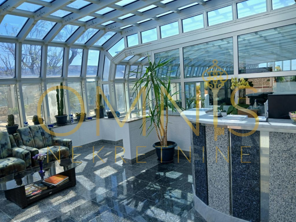 PAG – HOTEL V PRVEM VRSTU DO MORJA! OBJEKT Z UVELJAVLJENIM POSLOVANJEM