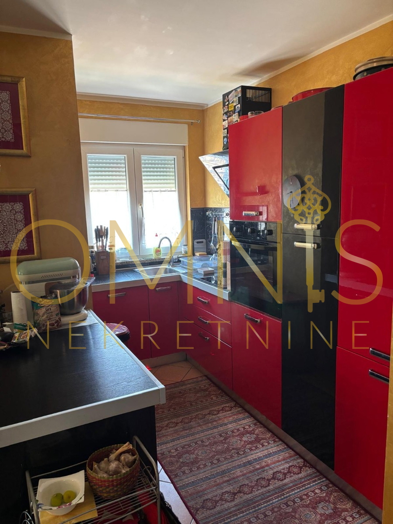 RIJEKA – SRDOČI, dvonadstropno stanovanje 86 m² z balkonom in parkirnim mestom