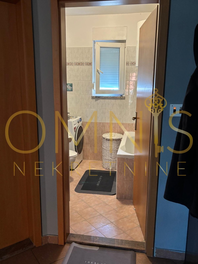 RIJEKA – SRDOČI, dvonadstropno stanovanje 86 m² z balkonom in parkirnim mestom