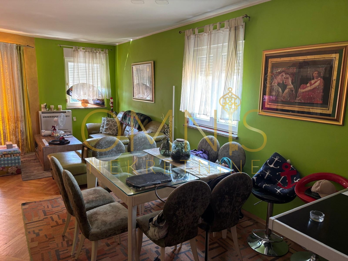 RIJEKA – SRDOČI, dvonadstropno stanovanje 86 m² z balkonom in parkirnim mestom