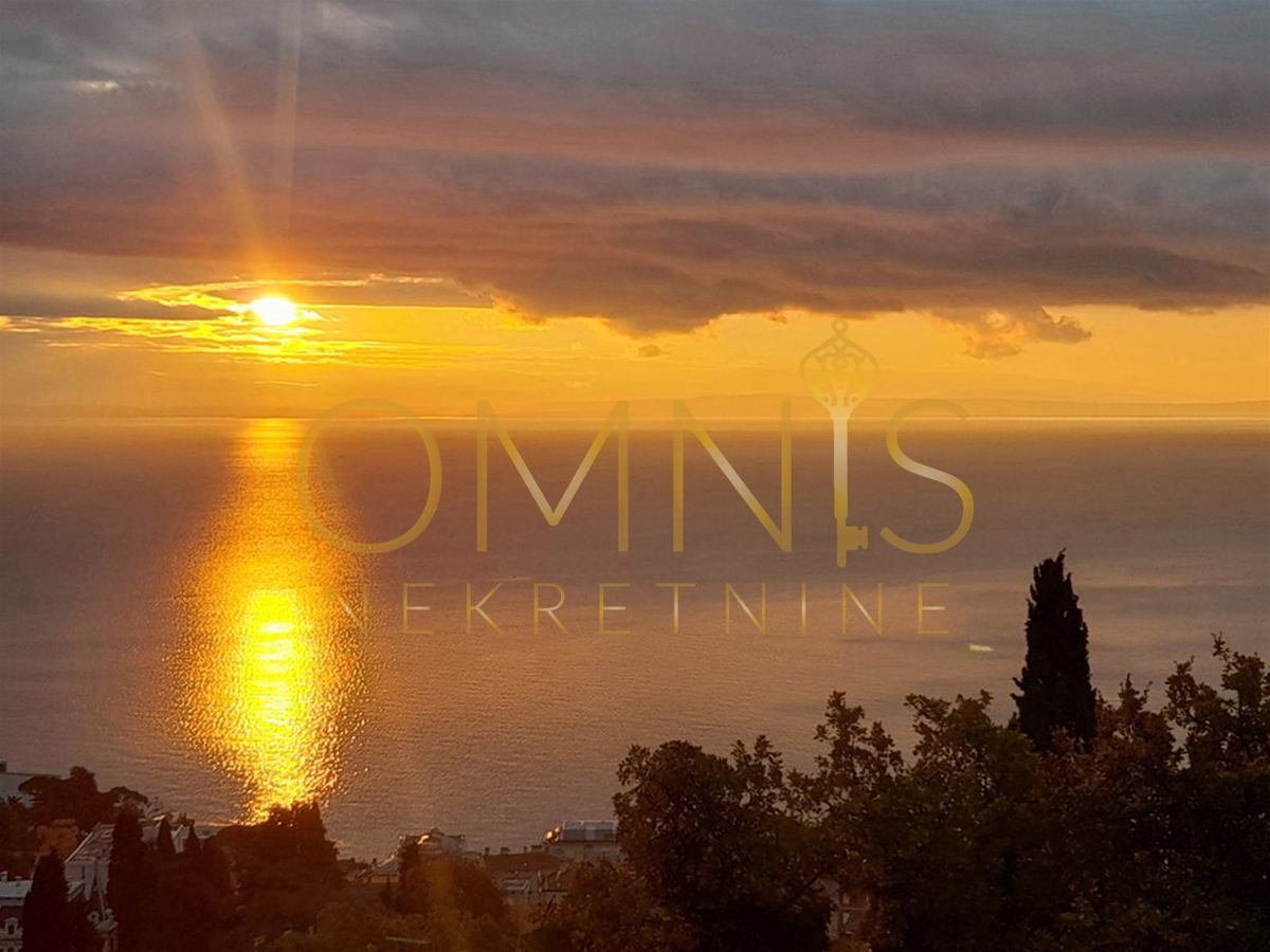 OPATIJA – Dvosobno stanovanje z dnevno sobo, pogledom na morje, balkonom in parkirnim mestom