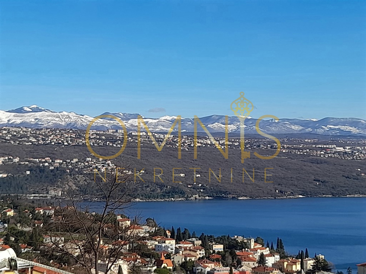 OPATIJA – Dvosobno stanovanje z dnevno sobo, pogledom na morje, balkonom in parkirnim mestom