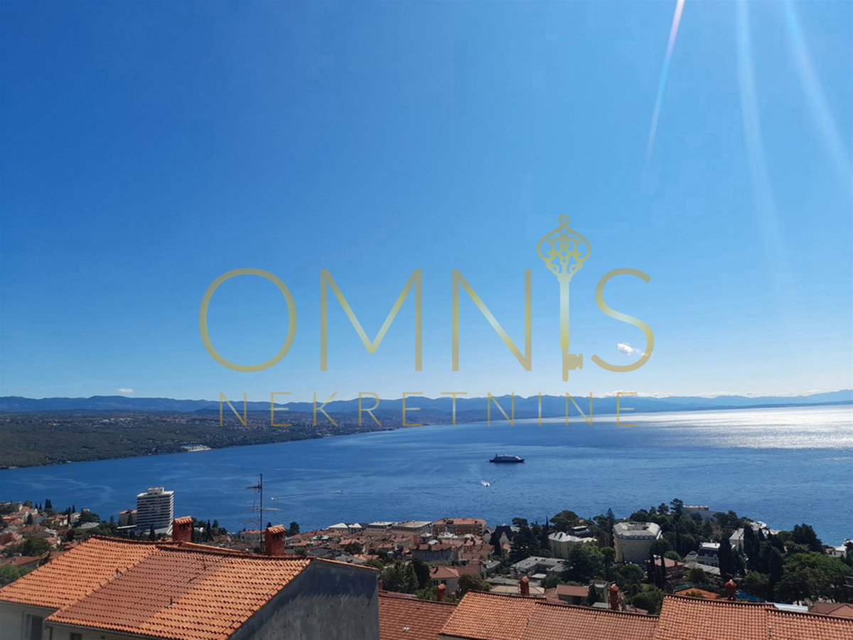 OPATIJA – Dvosobno stanovanje z dnevno sobo, pogledom na morje, balkonom in parkirnim mestom