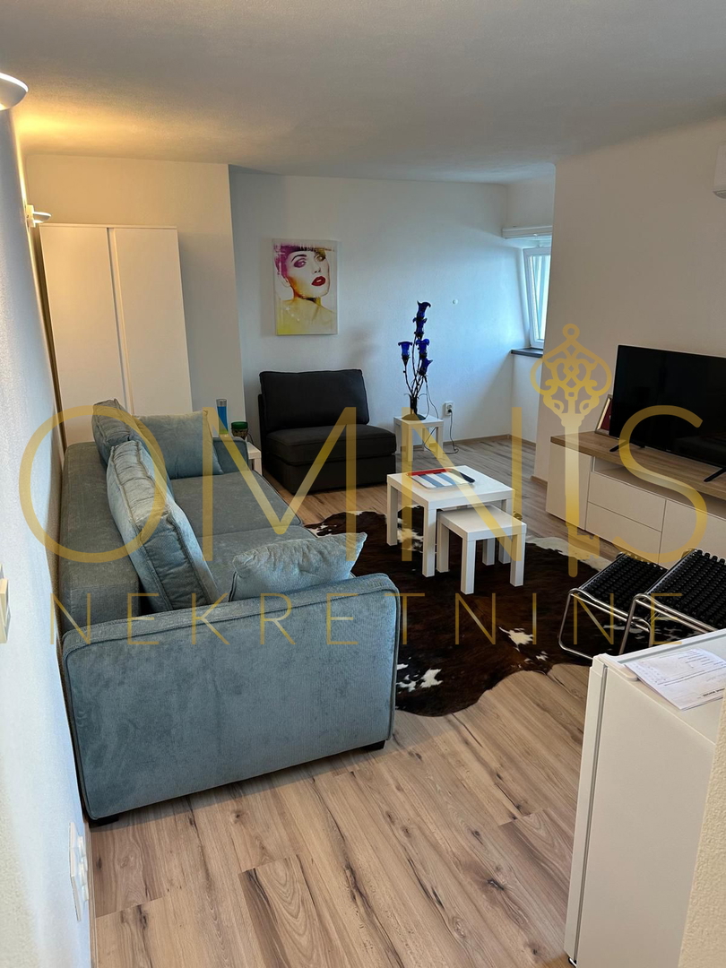 Prodaja se trisobno stanovanje v prvem vrsti ob morju – Reka, 110 m²