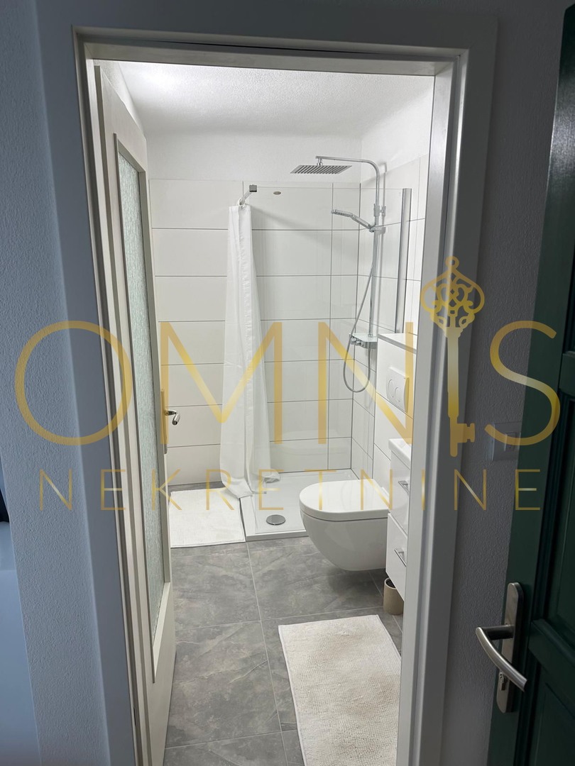 Prodaja se trisobno stanovanje v prvem vrsti ob morju – Reka, 110 m²