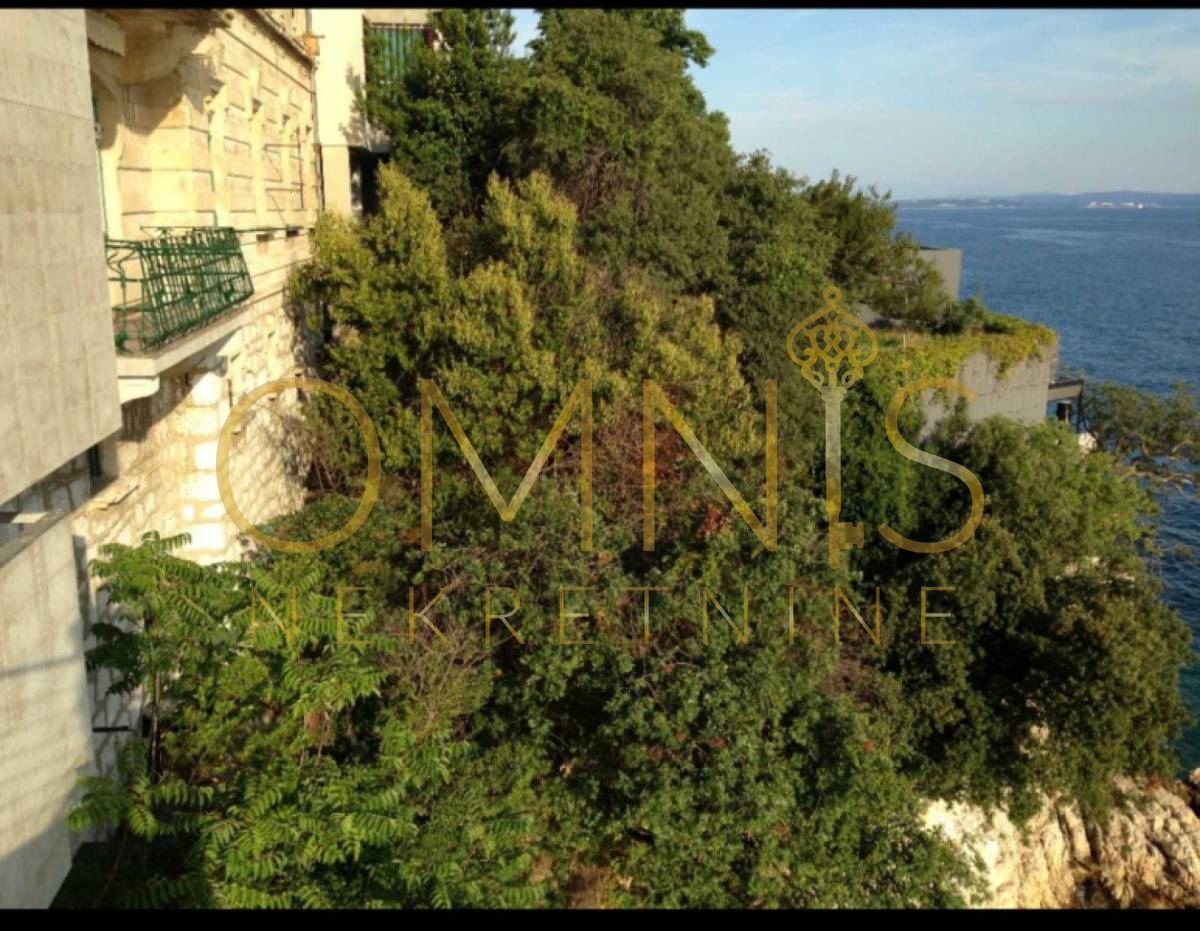 Prodaja se trisobno stanovanje v prvem vrsti ob morju – Reka, 110 m²