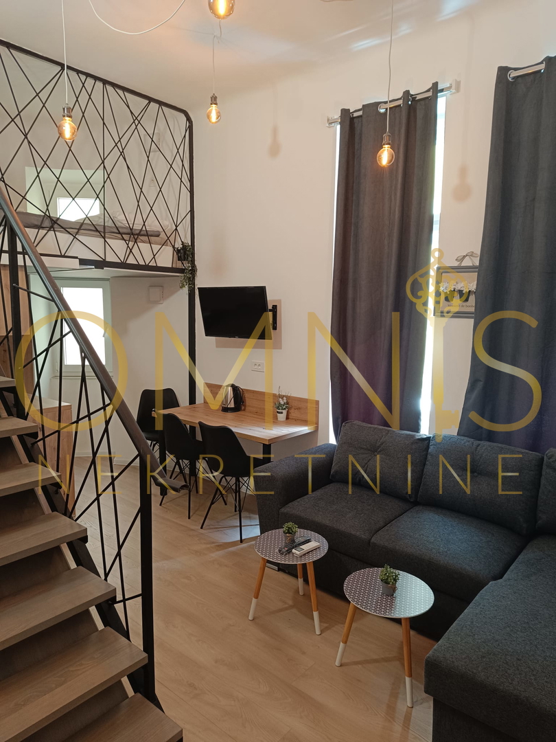 RIJEKA – BELVEDER, prenovljena garsonjera z galerijo in balkonom