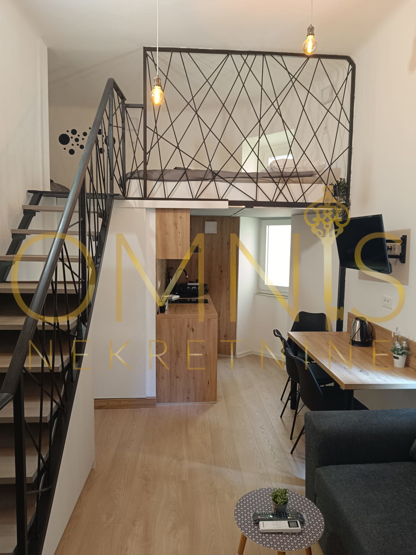 RIJEKA – BELVEDER, prenovljena garsonjera z galerijo in balkonom