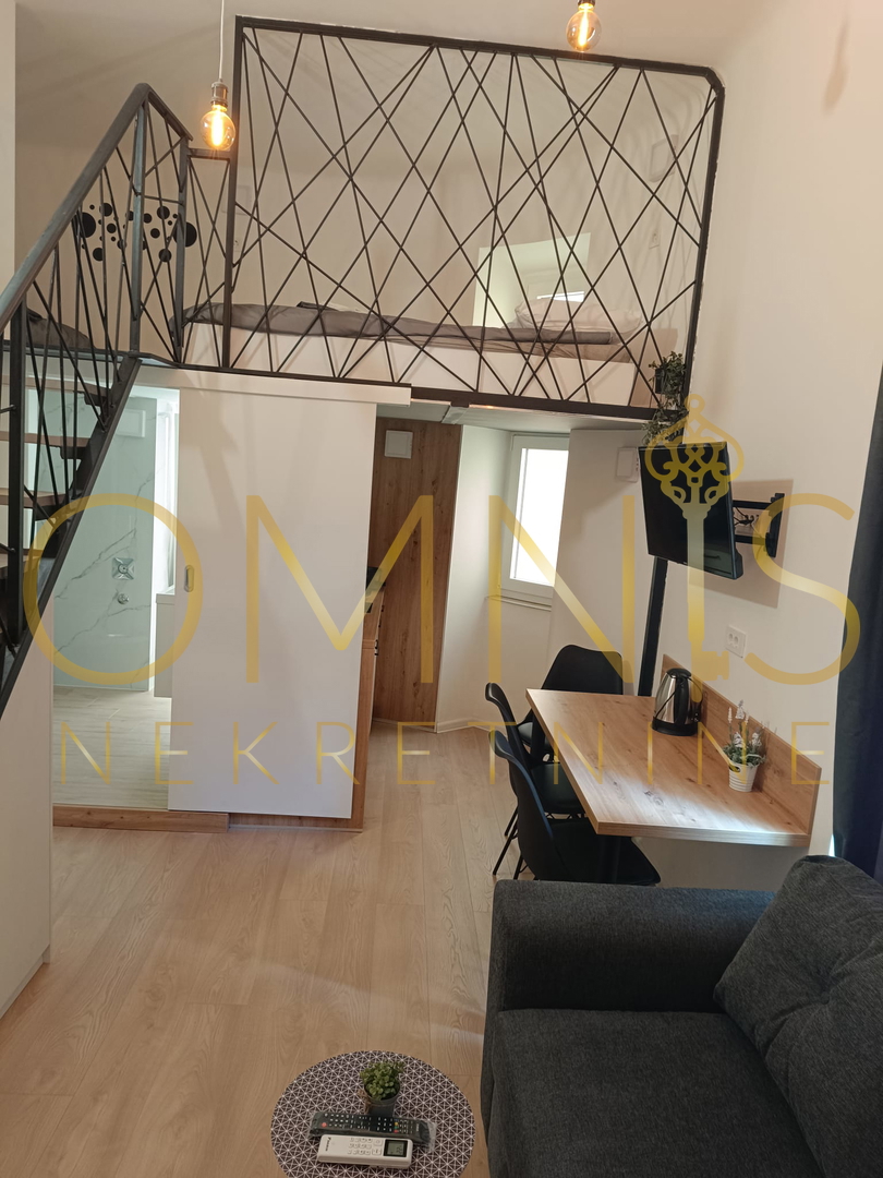 RIJEKA – BELVEDER, prenovljena garsonjera z galerijo in balkonom