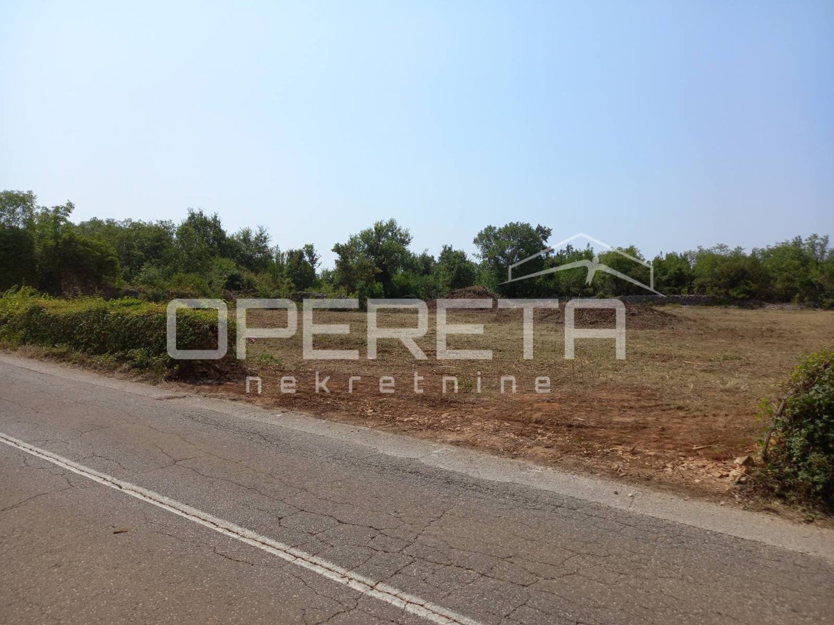 Gradbena parcela 505 m² v Pinezićih (elektrika, voda, urejena pot in lastništvo)
