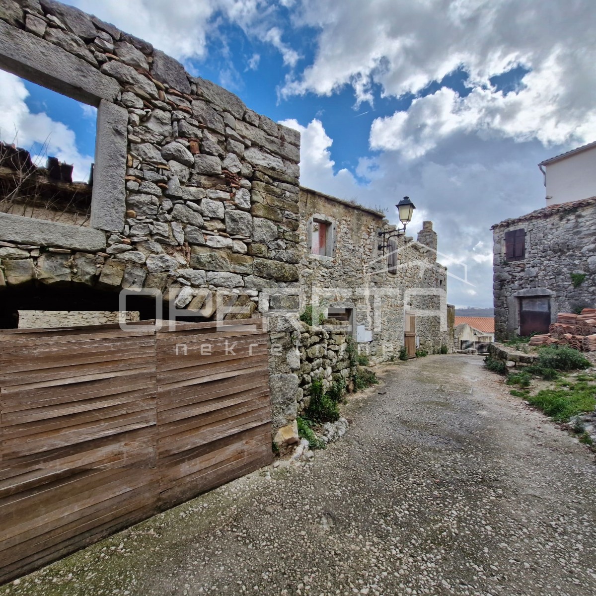 Tri vrstne hiše za obnovo na odlični lokaciji s panoramskim razgledom