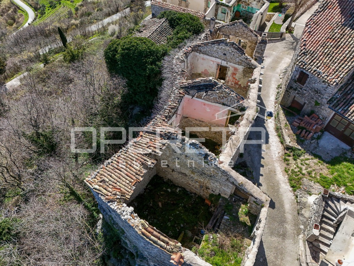 Tri vrstne hiše za obnovo na odlični lokaciji s panoramskim razgledom
