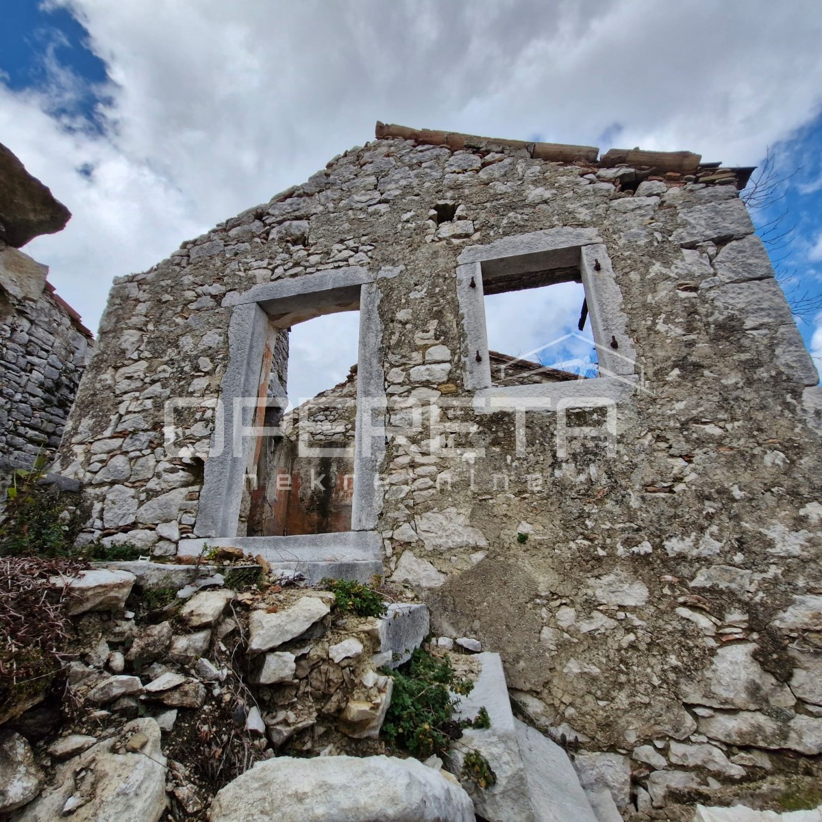 Tri vrstne hiše za obnovo na odlični lokaciji s panoramskim razgledom