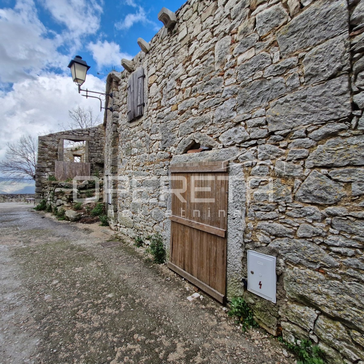 Tri vrstne hiše za obnovo na odlični lokaciji s panoramskim razgledom