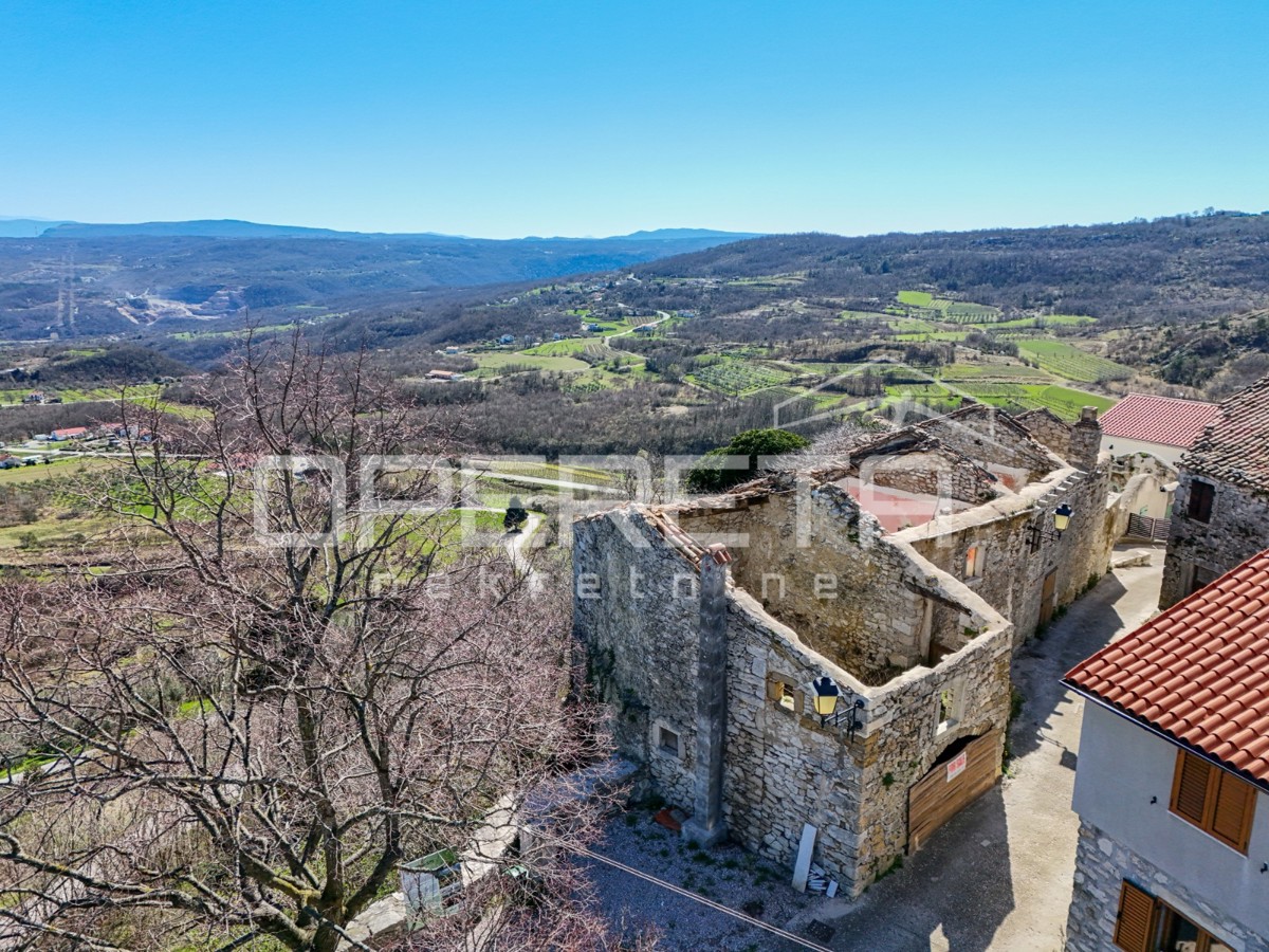 Tri vrstne hiše za obnovo na odlični lokaciji s panoramskim razgledom