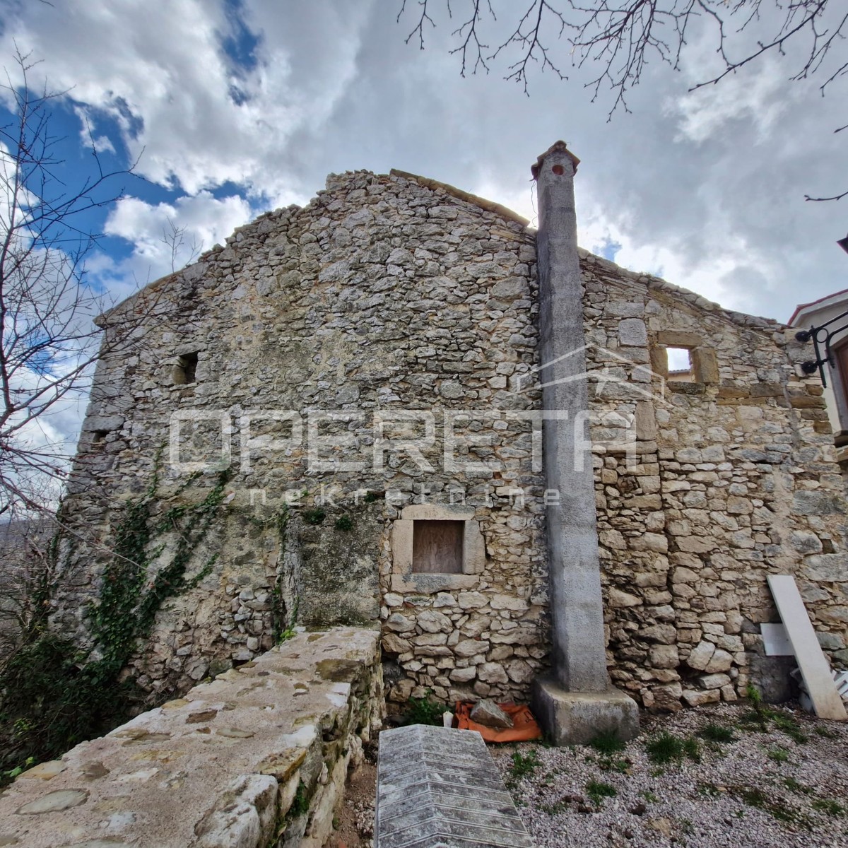 Tri vrstne hiše za obnovo na odlični lokaciji s panoramskim razgledom