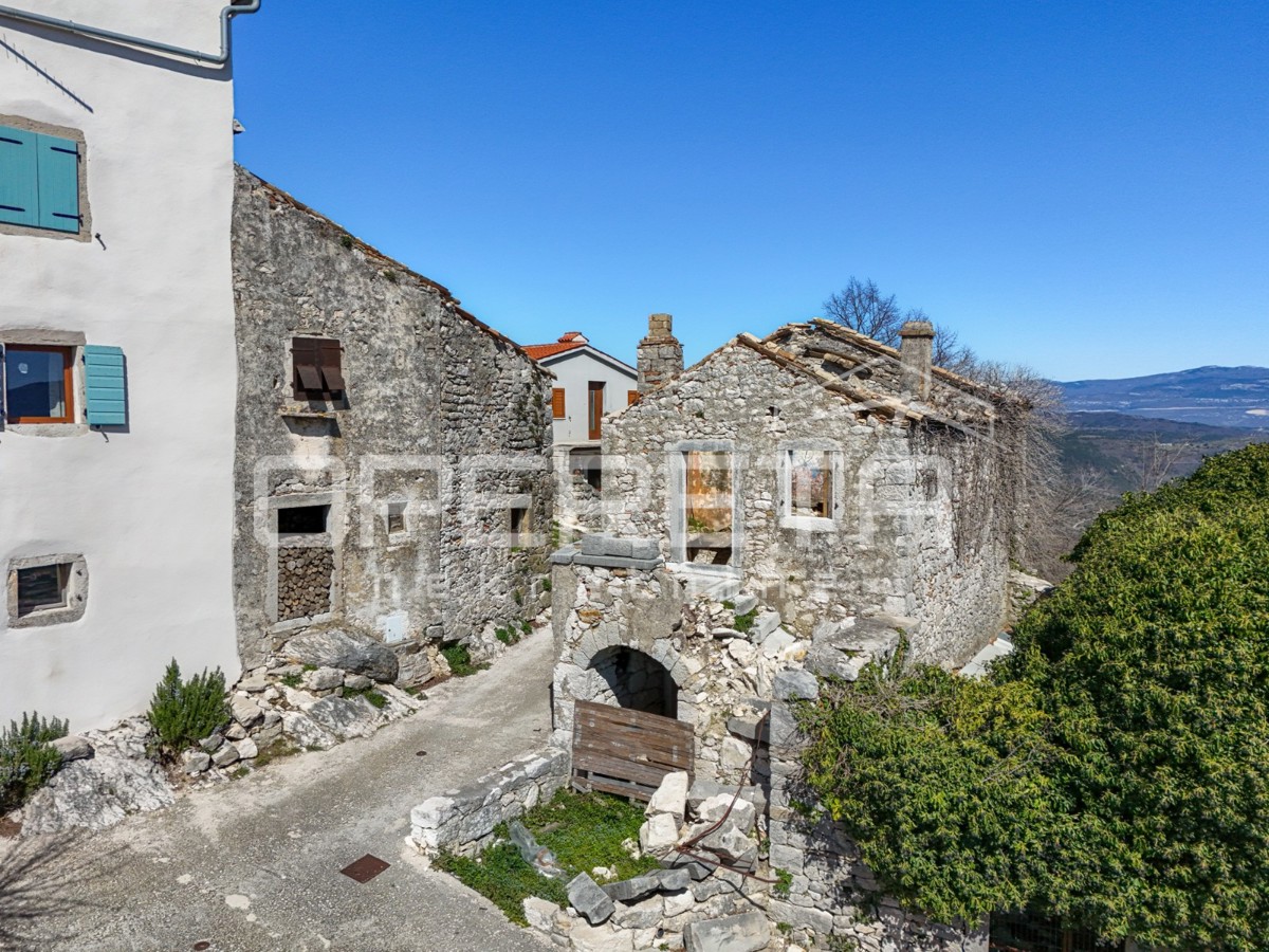 Tri vrstne hiše za obnovo na odlični lokaciji s panoramskim razgledom