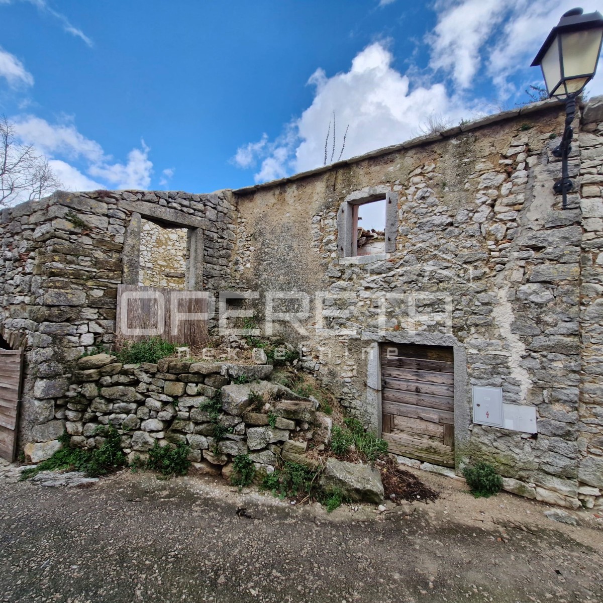 Tri vrstne hiše za obnovo na odlični lokaciji s panoramskim razgledom