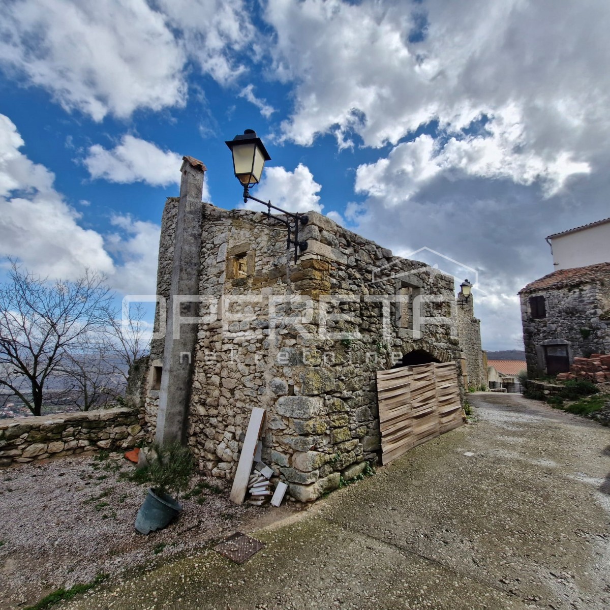 Tri vrstne hiše za obnovo na odlični lokaciji s panoramskim razgledom