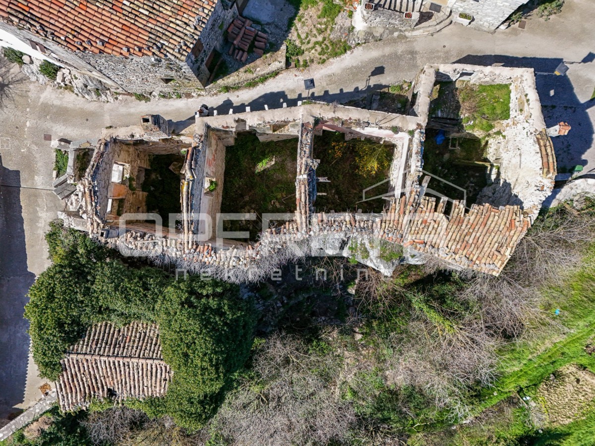 Tri vrstne hiše za obnovo na odlični lokaciji s panoramskim razgledom