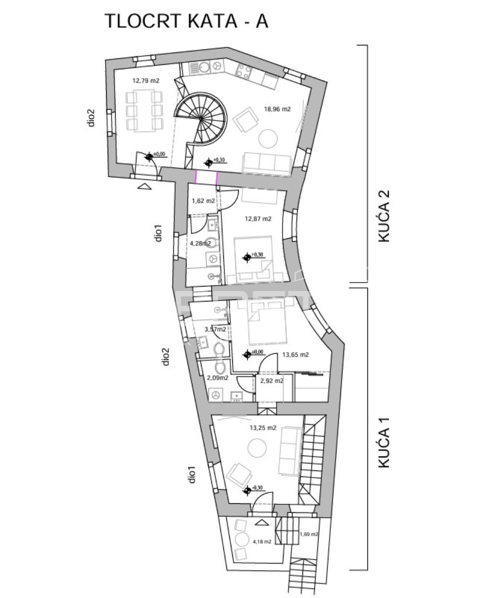 Tri vrstne hiše za obnovo na odlični lokaciji s panoramskim razgledom