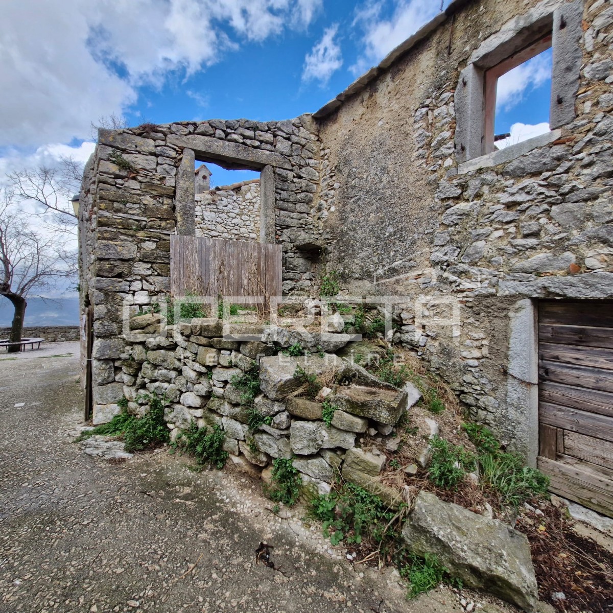 Tri vrstne hiše za obnovo na odlični lokaciji s panoramskim razgledom