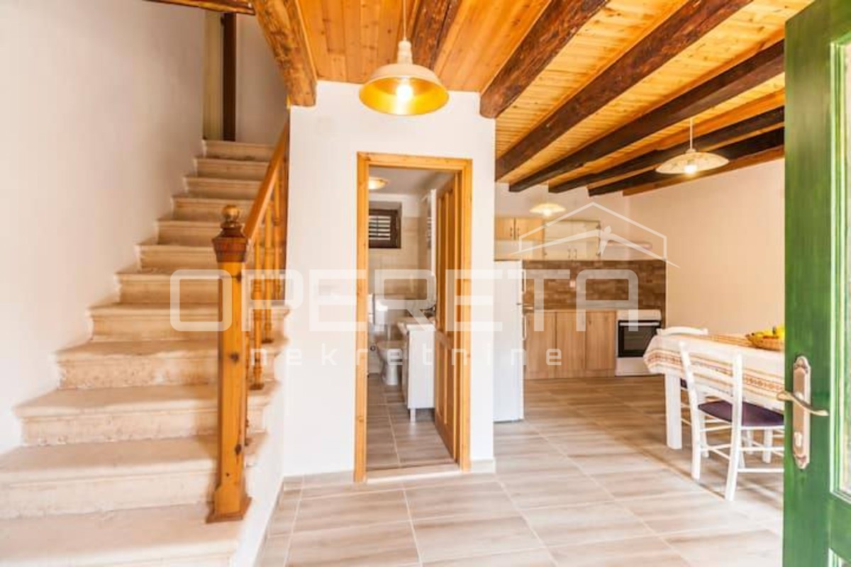 Prilagojena šarmantna hiša v nizu 100m2 Marčana