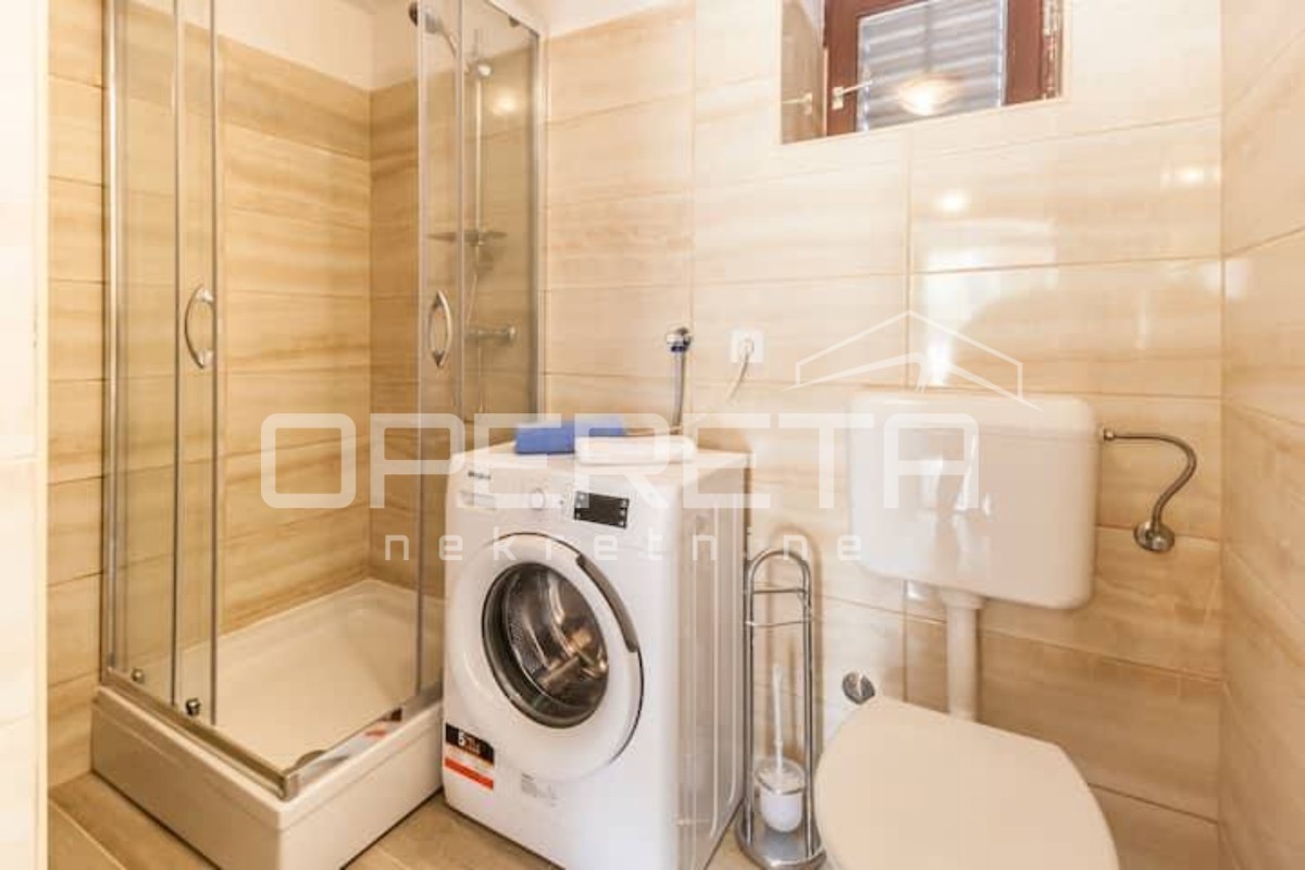 Prilagojena šarmantna hiša v nizu 100m2 Marčana