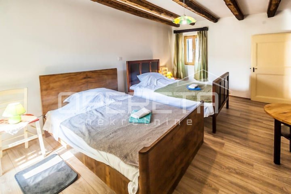 Prilagojena šarmantna hiša v nizu 100m2 Marčana