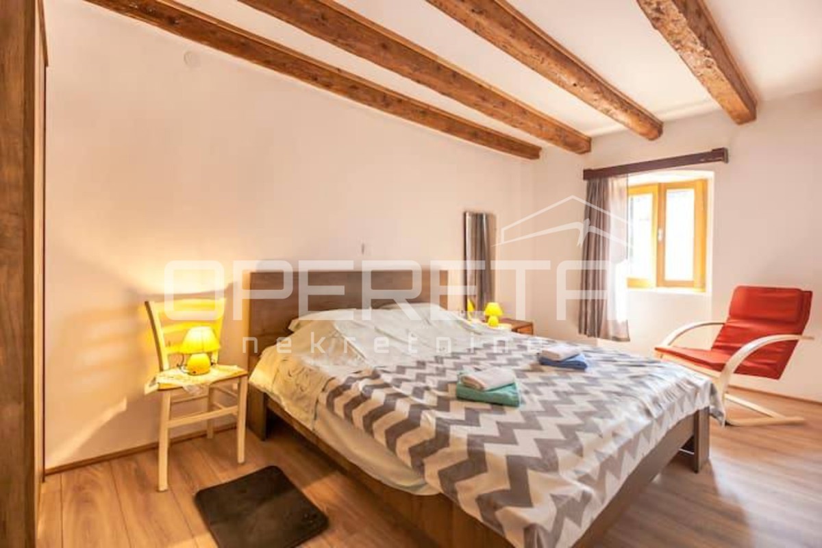 Prilagojena šarmantna hiša v nizu 100m2 Marčana