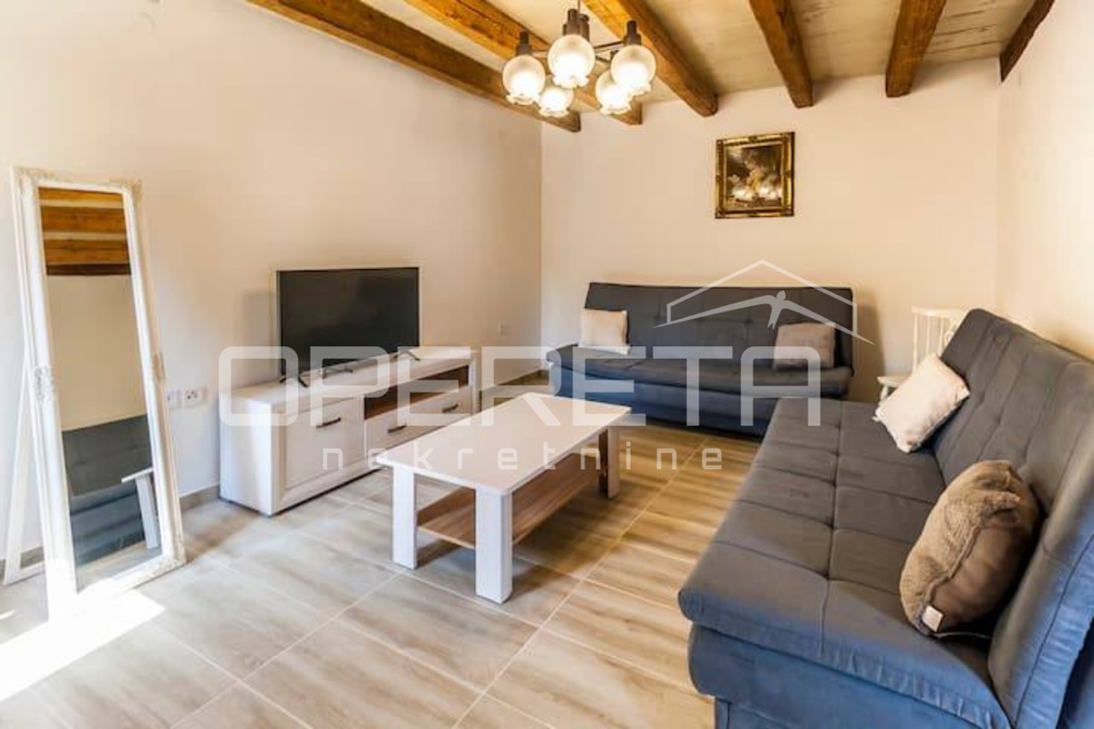 Prilagojena šarmantna hiša v nizu 100m2 Marčana