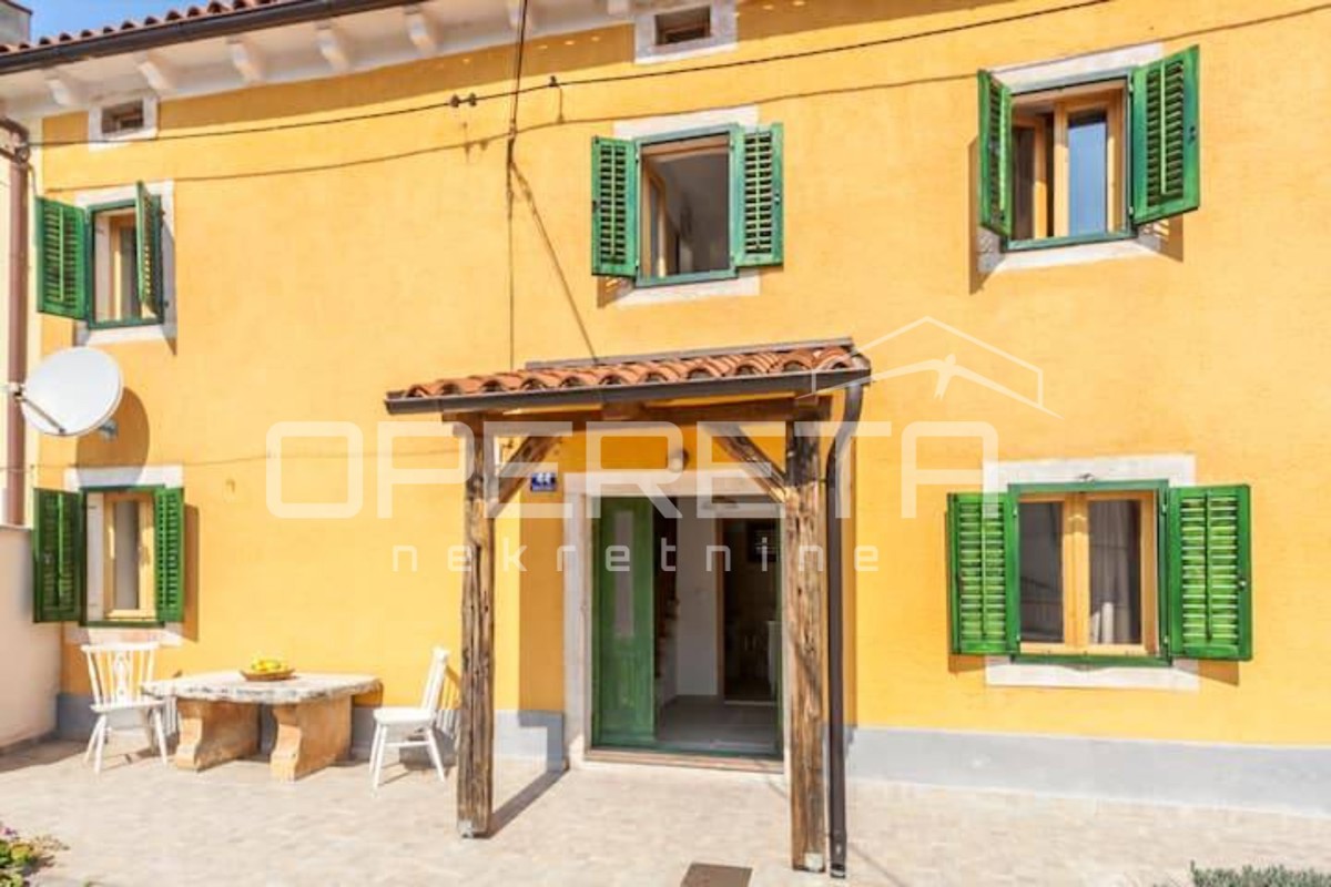 Prilagojena šarmantna hiša v nizu 100m2 Marčana