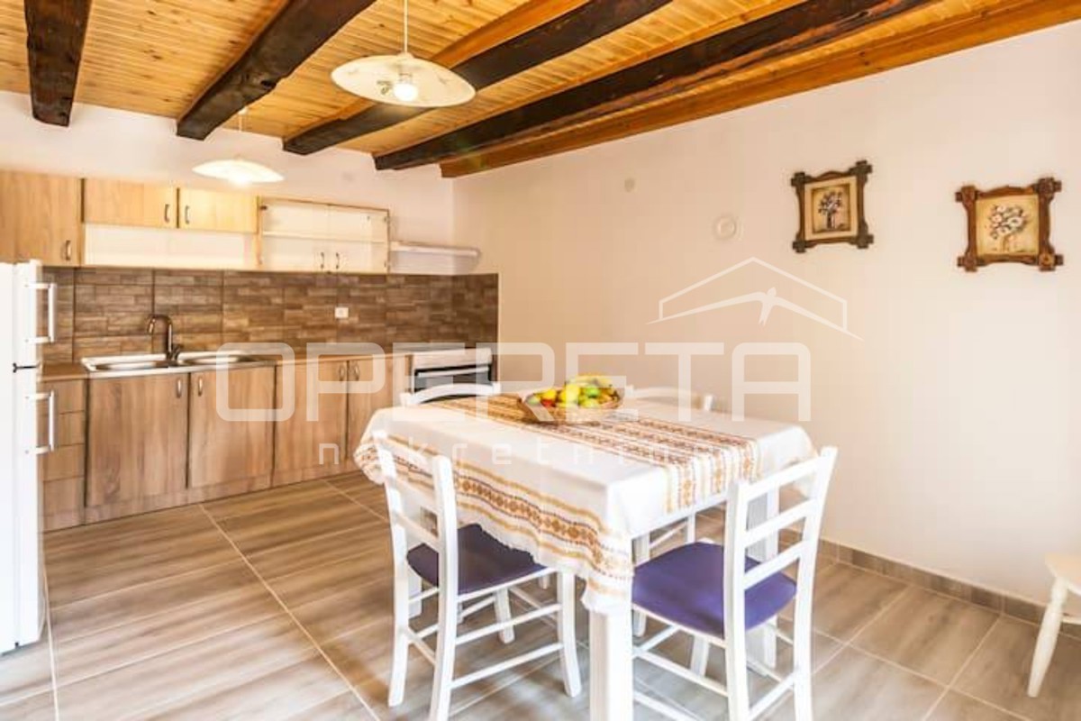 Prilagojena šarmantna hiša v nizu 100m2 Marčana