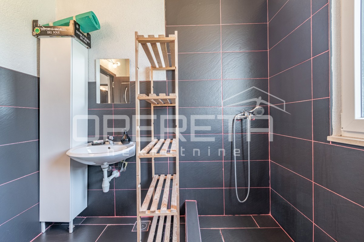 Samostojna enonadstropna hiša 84m2 v okolici Valture obdana z zelenjem