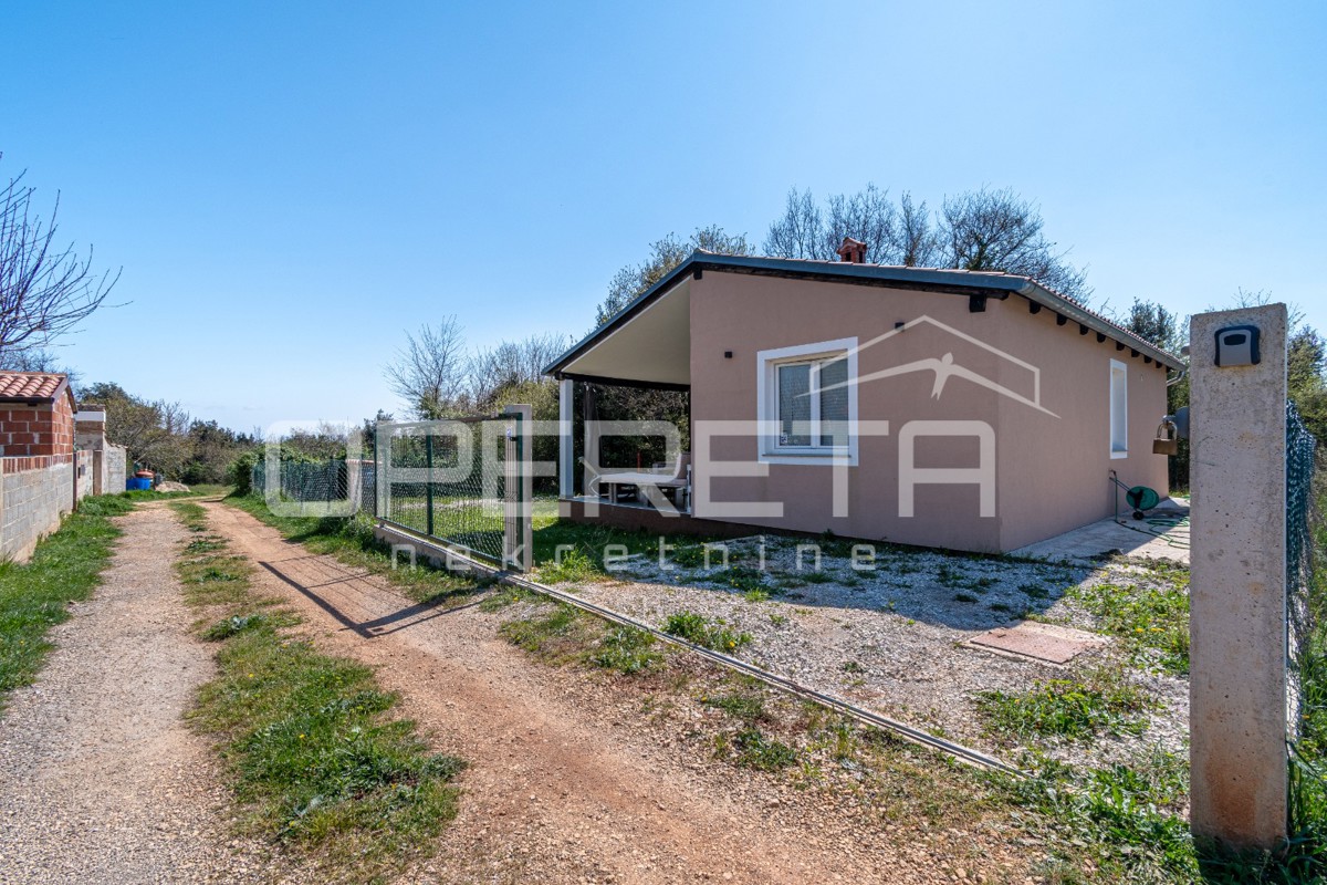 Samostojna enonadstropna hiša 84m2 v okolici Valture obdana z zelenjem