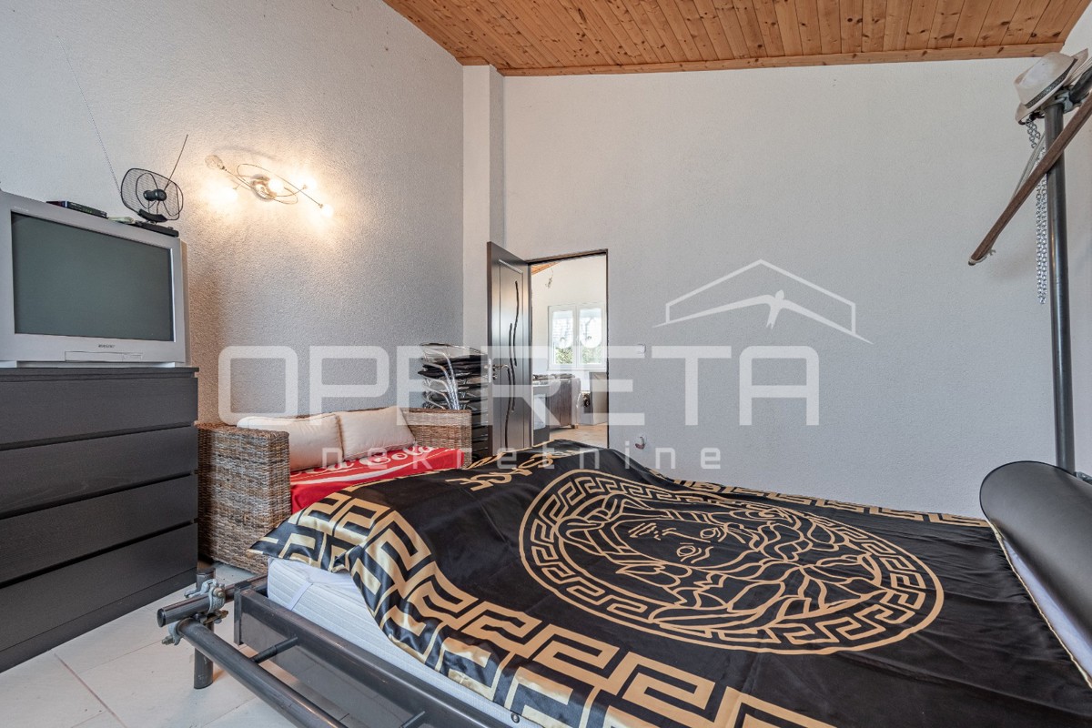 Samostojna enonadstropna hiša 84m2 v okolici Valture obdana z zelenjem