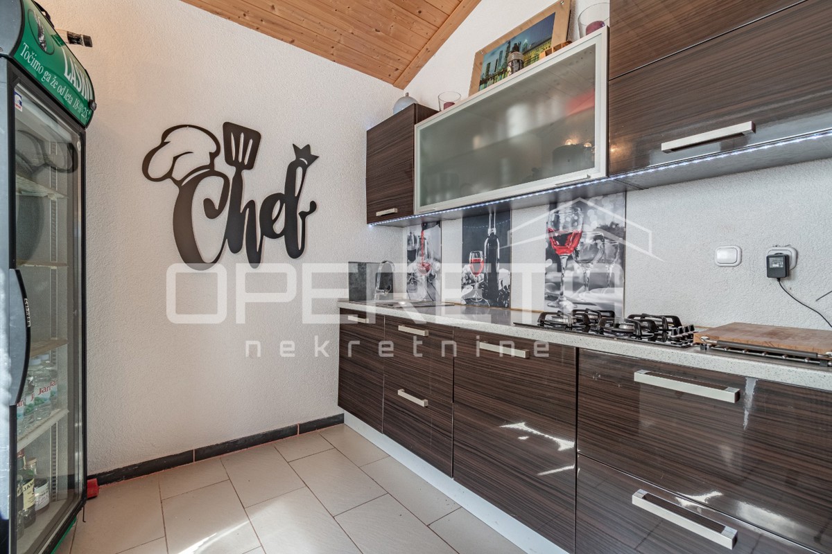 Samostojna enonadstropna hiša 84m2 v okolici Valture obdana z zelenjem