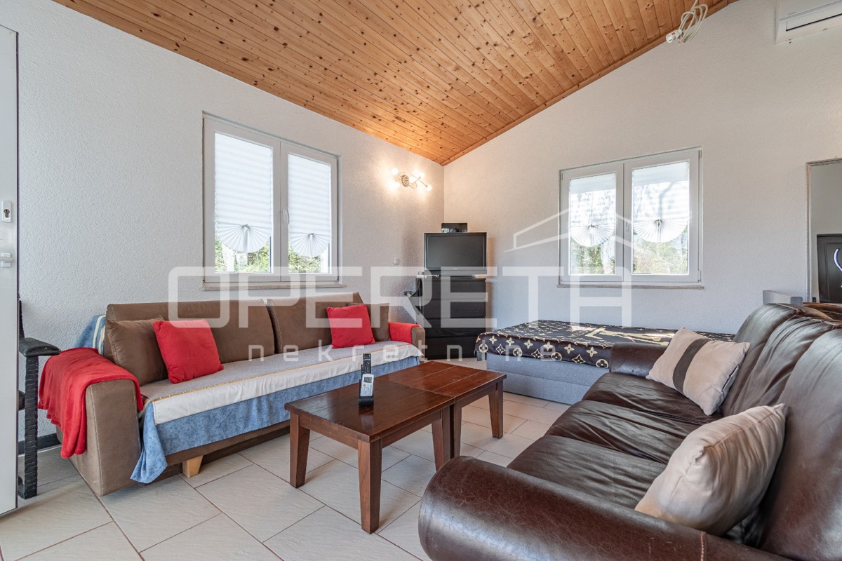 Samostojna enonadstropna hiša 84m2 v okolici Valture obdana z zelenjem