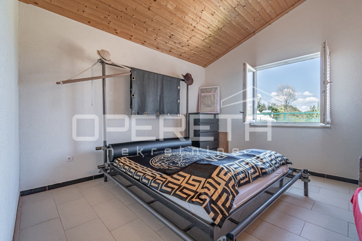 Samostojna enonadstropna hiša 84m2 v okolici Valture obdana z zelenjem