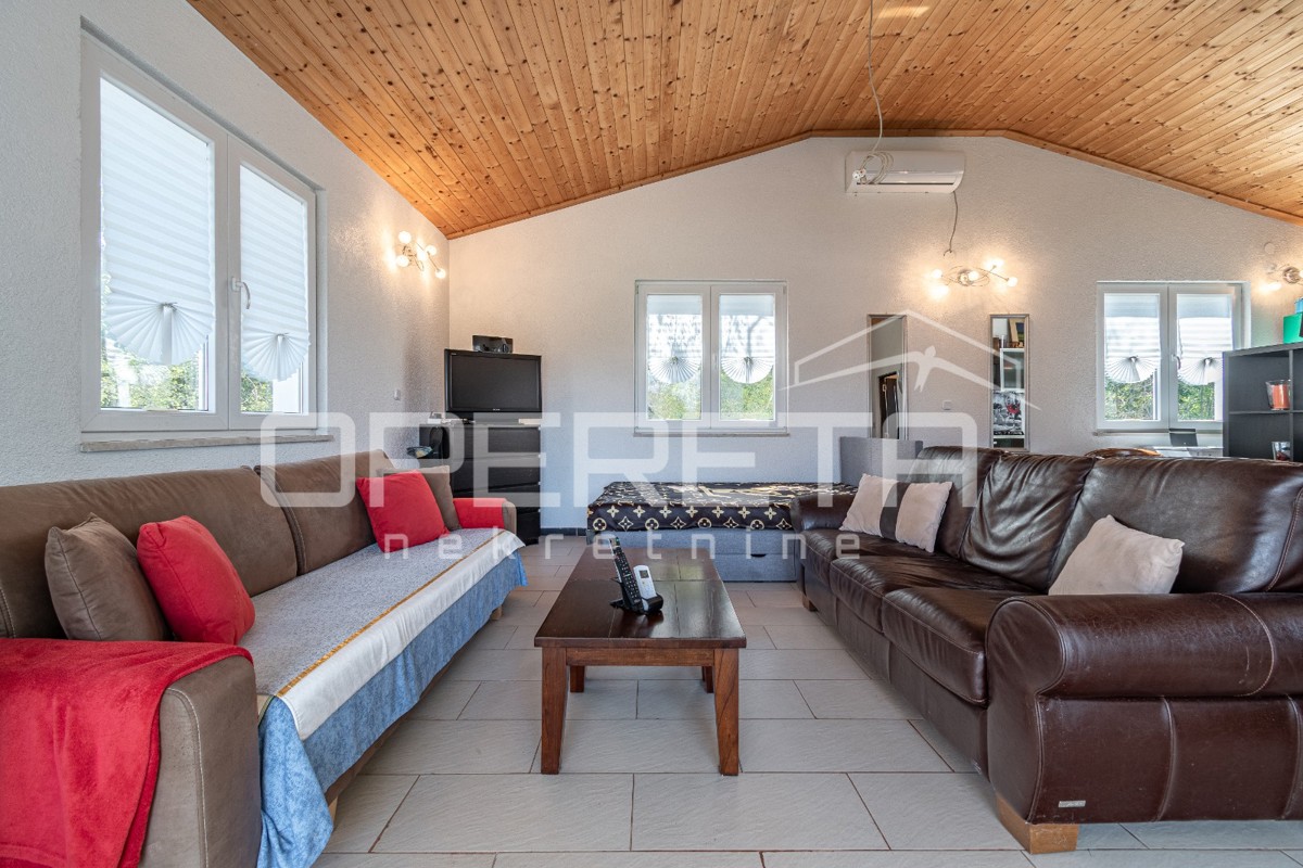 Samostojna enonadstropna hiša 84m2 v okolici Valture obdana z zelenjem