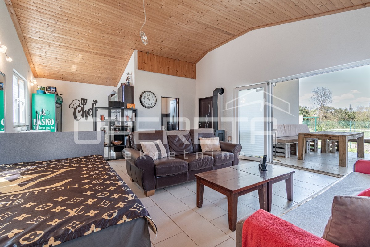 Samostojna enonadstropna hiša 84m2 v okolici Valture obdana z zelenjem