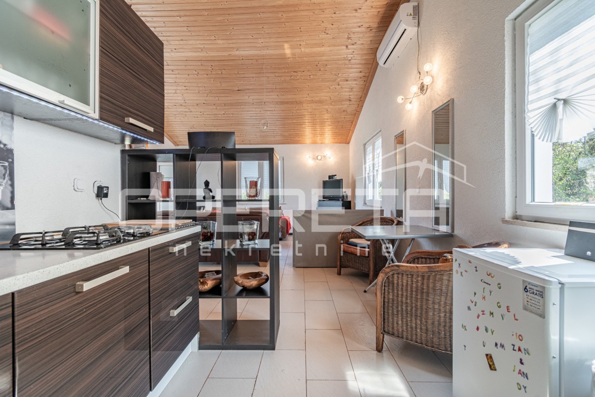 Samostojna enonadstropna hiša 84m2 v okolici Valture obdana z zelenjem